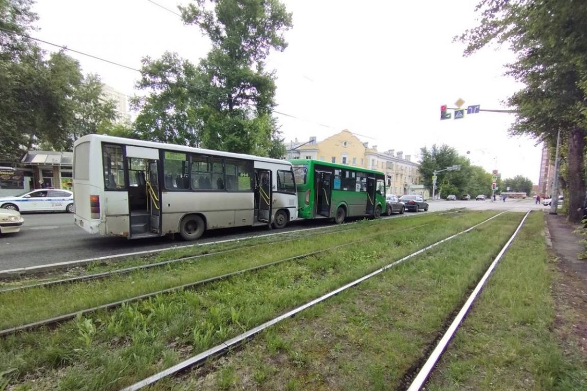 В Екатеринбурге в ДТП с двумя автобусами пострадали пять человек -  «Уральский рабочий»